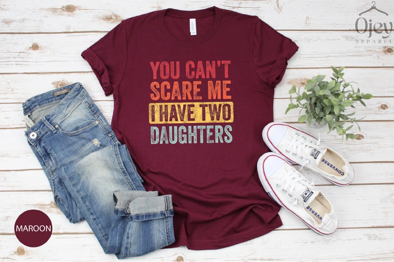 Puede incluir: Camiseta de color granate con un gr&aacute;fico de estilo vintage que dice "You can't scare me I have two daughters".