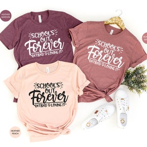 Puede incluir: Tres camisetas con el texto "School's Out Forever" y "Retired & Loving It" en texto blanco y negro. Las camisetas son de color marr&oacute;n jaspeado, melocot&oacute;n jaspeado y malva jaspeado.