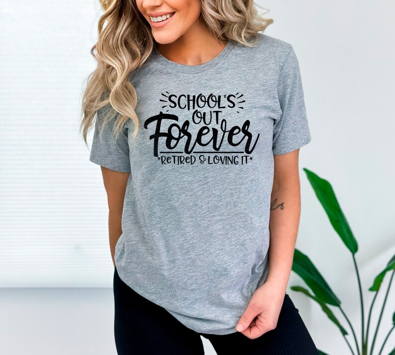 Puede incluir: Camiseta gris con texto negro que dice "School's Out Forever - Retired & Loving It."