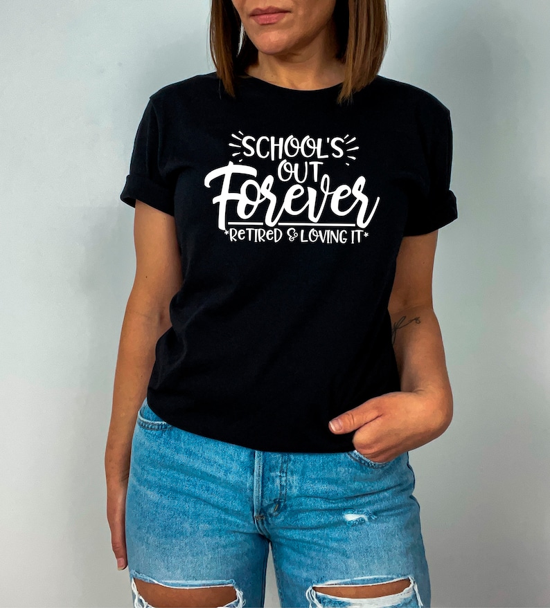 Puede incluir: Camiseta negra con texto blanco que dice "School's Out Forever - Retired & Loving It"