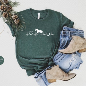 Hästälskare-tröja, häst-T-shirt, hästhjärtslag-tröja, hästälskare-present, bondflicka-tröja, hästtunna-tröja, hästgård-tröja, hästpresent Heather Forest