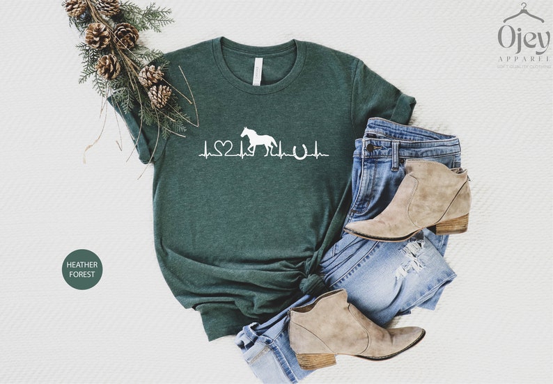 Hästälskare-tröja, häst-T-shirt, hästhjärtslag-tröja, hästälskare-present, bondflicka-tröja, hästtunna-tröja, hästgård-tröja, hästpresent Heather Forest