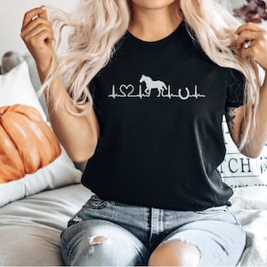 Hästälskare-tröja, häst-T-shirt, hästhjärtslag-tröja, hästälskare-present, bondflicka-tröja, hästtunna-tröja, hästgård-tröja, hästpresent Black