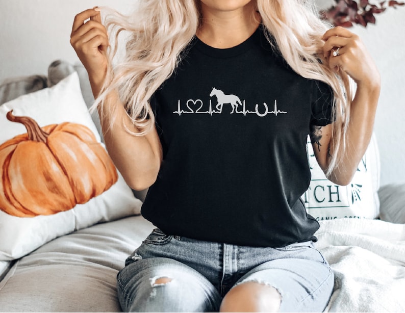 Hästälskare-tröja, häst-T-shirt, hästhjärtslag-tröja, hästälskare-present, bondflicka-tröja, hästtunna-tröja, hästgård-tröja, hästpresent Black