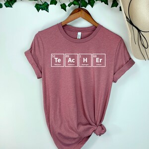 Lärarskjorta, lärarpresentskjorta, lärarmanskjorta, rolig lärarskjorta, periodisk lärarskjorta, uppskattningsgåva för lärare, lärarteam Heather Mauve