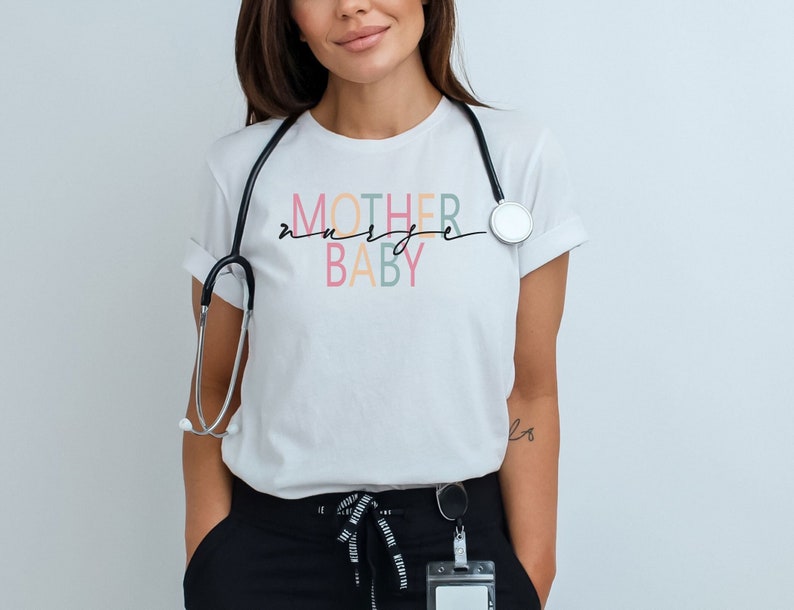 Puede incluir: Camiseta blanca con el texto "MOTHER NURSE BABY" en letras de colores. La camiseta la lleva puesta una persona con un estetoscopio alrededor del cuello.