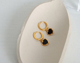 Pendientes colgantes con forma de corazón chapados en oro de 18 quilates