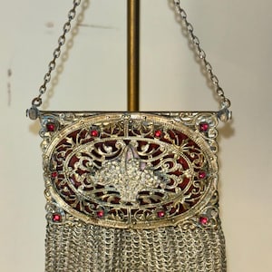 Antik Art Deco-väska i mesh från 1920-talet, kompakt, juvelerad filigran-smycke med ringbrynja.
