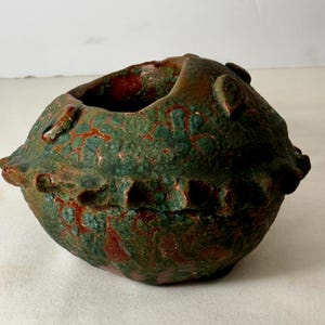 Vaso Ouriço Brutalista Vintage MCM Studio Pottery com Esmalte Texturizado em Lava