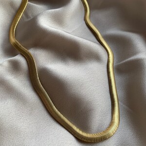 Złoty i srebrny łańcuszek wężowy, złoty naszyjnik, naszyjnik w jodełkę, płaski choker, prezent dla niej