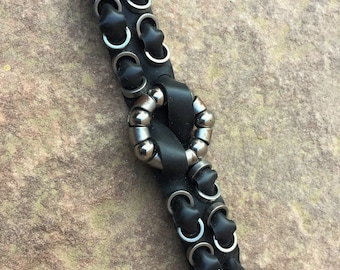Pulsera de cámara trenzada con rodamiento de bicicleta. Joyería artesanal. Accesorio Steampunk para ciclistas y triatletas + caja de regalo única.