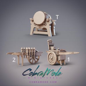 Puede incluir: Tres modelos en miniatura de color beige de objetos históricos. Los modelos incluyen un tambor sobre un soporte, un carro con proyectiles y un carro con un asiento. El logotipo de CobraMode y la dirección del sitio web están en la parte inferior.