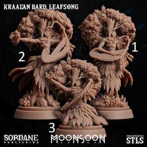 以下が含まれることがあります： 茶色の樹脂製のKraal'an Bard、Leafsongの3つのフィギュア。それぞれが木のような頭と葉のような体を持っています。フィギュアには1、2、3の番号が付けられています。「KRAAL'AN BARD、LEAFSONG」、「SORDANE PUBLISHING」、および「MOONSOON」のテキストが表示されます。