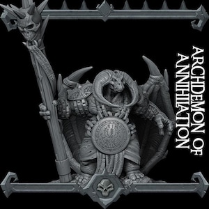 Puede incluir: Escultura gris detallada de una figura demoníaca sosteniendo un bastón con una calavera en la parte superior. La figura tiene cuernos grandes, alas y un escudo. El texto "ARCHDEMON OF ANNIHILATION" está a la derecha.