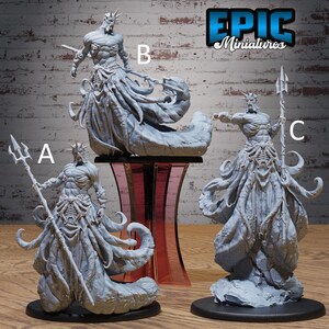 Peut inclure: Trois figurines miniatures en résine grise étiquetées A, B et C, représentant chacune une créature humanoïde avec un bas du corps tentaculaire, un torse musclé et une couronne pointue, tenant un trident. Le logo Epic Miniatures est visible.