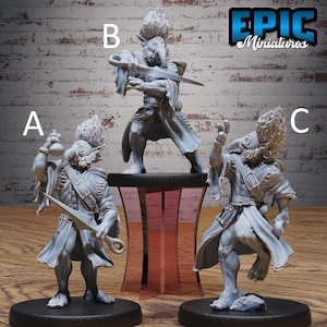 Puede incluir: Tres figuras en miniatura grises de un guerrero humanoide con forma de pájaro con espadas y ropa detallada. Las figuras están sobre bases negras, una de ellas elevada sobre un soporte transparente. El logotipo de Epic Miniatures está en la esquina superior derecha.