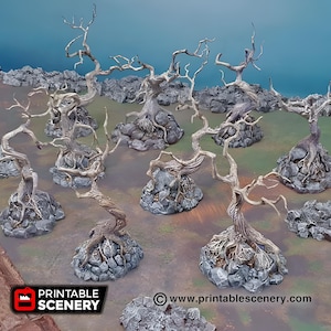 Puede incluir: Colección de árboles en miniatura, nudosos, con raíces y ramas expuestas, sobre bases rocosas. Los árboles son de color marrón y gris apagado, con un aspecto desgastado. La escena está diseñada para juegos de mesa.