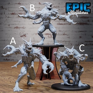 Puede incluir: Tres figuras de monstruos en miniatura grises con múltiples brazos y manos en forma de garra. Las figuras tienen cuernos y dientes afilados. El logotipo de Epic Miniatures está en la esquina superior derecha.