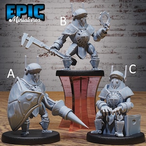 Peut inclure: Trois figurines miniatures grises de personnages blindés. L'une tient un bouclier et une lance, une autre tient un engrenage et un grand outil, et la troisième est assise. Les figurines sont sur des socles noirs, avec le logo "EPIC Miniatures" en haut à gauche.