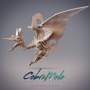Puede incluir: Una miniatura detallada de color beige de un pterodáctilo esquelético con grandes alas rasgadas. El modelo presenta detalles intrincados, incluyendo un tocado y una caja torácica esquelética. El logotipo "CobraMode" y el sitio web son visibles.