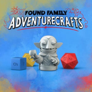Könnte beinhalten: Eine graue Vampirfigur, die einen Kelch hält, mit blauen, gelben und roten Würfeln. Das Bild zeigt den Text "FOUND FAMILY ADVENTURECRAFTS" in weißen Buchstaben mit schwarzer Umrandung auf blauem Hintergrund.