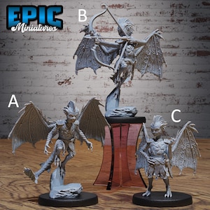 Puede incluir: Tres figuras en miniatura grises de criaturas aladas. Una figura posa con arco y flecha, otra está a medio paso y la tercera está de pie. Las figuras están sobre bases negras, con el logo de Epic Miniatures en la esquina superior izquierda.