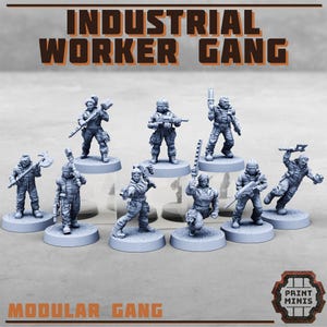 Op de afbeelding: Een set van tien grijze miniatuurfiguren met de tekst INDUSTRIAL WORKER GANG en MODULAR GANG. Elk figuur staat op een ronde voet en is uitgerust met diverse gereedschappen, wapens en beschermende kleding, waaronder helmen en jassen.