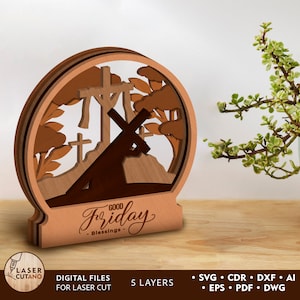 Op de afbeelding: Een houten Goede Vrijdag-bord met een kruis en een silhouet van een persoon die een kruis draagt. Het bord is gemaakt van vijf lagen hout en heeft een bruine afwerking. De tekst "Good Friday" is geschreven in een cursief schrift met de woorden "Blessings" eronder. Het bord is perfect voor een religieuze woondecoratie of een cadeau voor een geliefde.