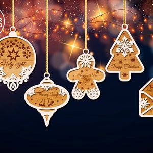 Puede incluir: Cinco adornos navide&ntilde;os de madera con dise&ntilde;os intrincados y mensajes festivos. Los adornos incluyen una estrella, un hombre de jengibre, un &aacute;rbol de Navidad, una campana y una carta a Santa Claus. Los adornos cuelgan de cuerdas doradas sobre un fondo borroso de luces parpadeantes.