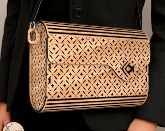 Könnte beinhalten: Eine hellbraune Umhängetasche aus Holz mit geometrischem Muster und schwarzen Akzenten. Die Tasche hat einen Klappverschluss und einen schwarzen Riemen. Das Bild enthält auch den Text "DIGITAL FILES FOR LASER CUT" und "3D MODEL".
