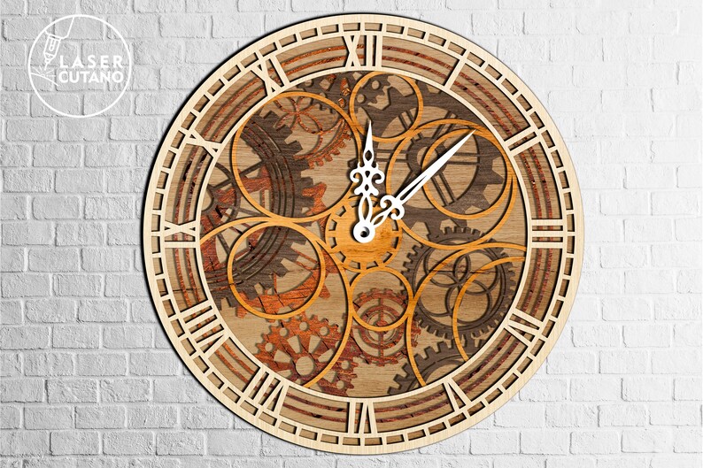 Pode incluir: Um rel&oacute;gio de madeira com um design steampunk que apresenta engrenagens e rodas dentadas. O mostrador do rel&oacute;gio tem algarismos romanos e um fundo branco. Os ponteiros do rel&oacute;gio s&atilde;o brancos.