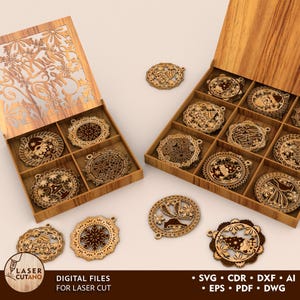 Pode incluir: Enfeites de Natal de madeira cortados a laser em uma caixa de madeira. Os enfeites têm designs intrincados e estão em várias formas. A caixa está aberta, revelando os enfeites no interior. O texto "DIGITAL FILES FOR LASER CUT" é visível.