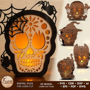 Puede incluir: Una linterna de calavera cortada con láser de madera con borde negro, telaraña y arañas. La calavera tiene recortes decorativos y un brillo naranja. Linternas adicionales en la imagen incluyen una calavera con sombrero de bruja.