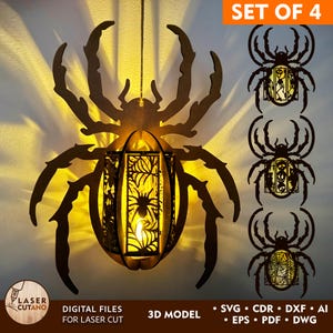 Puede incluir: Un conjunto de cuatro faroles de araña cortados con láser. El farol principal es una gran silueta de araña con una jaula central iluminada con diseños de telarañas y arañas. El texto "SET OF 4" es visible.