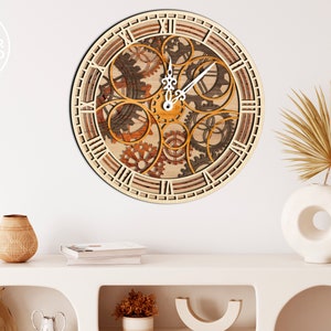 Pode incluir: Um rel&oacute;gio de madeira com um design steampunk que apresenta engrenagens intrincadas e algarismos romanos. O rel&oacute;gio est&aacute; montado em uma parede branca com um vaso de flores secas e uma prateleira com livros e outros itens decorativos.