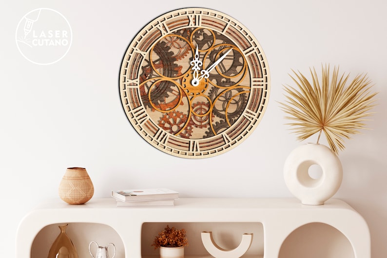 Pode incluir: Um rel&oacute;gio de madeira com um design steampunk que apresenta engrenagens intrincadas e algarismos romanos. O rel&oacute;gio est&aacute; montado em uma parede branca com um vaso de flores secas e uma prateleira com livros e outros itens decorativos.