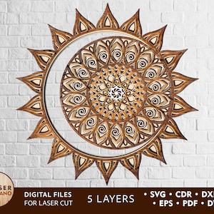 Puede incluir: Un diseño de mandala cortado con láser con un patrón de rayos de sol y cinco capas. El diseño está hecho de madera y tiene un color marrón.