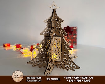 Könnte beinhalten: Ein hölzerner Weihnachtsbaum mit aufwendigen Ausschnitten, gekrönt von einem Stern. Der Baum wird von innen beleuchtet und erzeugt ein warmes Leuchten. Das Bild zeigt auch eine Lichterkette und eine Geschenkbox. Der Text auf dem Bild lautet "DIGITAL FILES FOR LASER CUT".