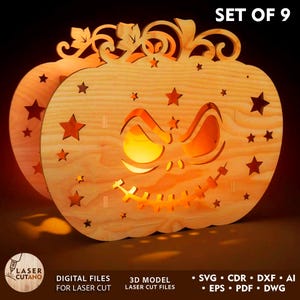 Puede incluir: Decoración de calabaza de madera con recortes de estrellas y una cara tallada. La calabaza tiene una cara sonriente y está iluminada desde adentro, creando un brillo cálido. El texto "SET OF 9" es visible. La imagen también incluye el texto "DIGITAL FILES FOR LASER CUT" y "3D MODEL LASER CUT FILES".