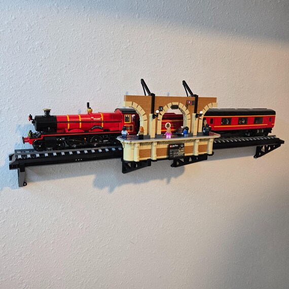 モエコレプラス 1/8 イムカ+モエコレプラス 1/8 リエラ+ピンバッジ Wall Mount for LEGO® Hogwarts Express™ – Collectors' Edition