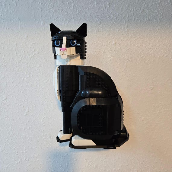 Wall Mount for LEGO® Tuxedo Cat (21349)