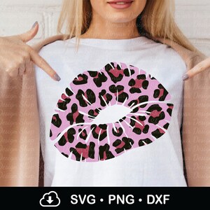 Puede incluir: Diseño gráfico de labios con estampado de leopardo rosa y negro. Este diseño es perfecto para crear camisetas, tazas, bolsas de mano y otras manualidades.