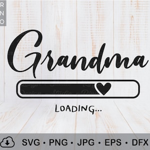 Peut inclure: Conception graphique en noir et blanc avec le texte "Grandma" en écriture cursive. Une barre de progression avec une icône de cœur se trouve sous le texte et indique "LOADING..."
