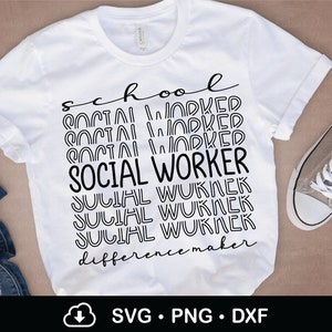 K&ouml;nnte beinhalten: Wei&szlig;es T-Shirt mit schwarzem Text, der "school social worker difference maker" lautet. Der Text wird mehrmals in einer wellenf&ouml;rmigen Schrift wiederholt.
