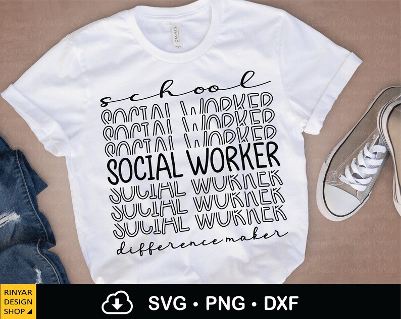 K&ouml;nnte beinhalten: Wei&szlig;es T-Shirt mit schwarzem Text, der "school social worker difference maker" lautet. Der Text wird mehrmals in einer wellenf&ouml;rmigen Schrift wiederholt.