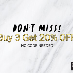 K&ouml;nnte beinhalten: Ein wei&szlig;er Marmorhintergrund mit schwarzem Text, der "DON'T MISS! Buy 3 Get 20% OFF NO CODE NEEDED" lautet. Der Text ist in einer fetten, handschriftlichen Schrift. Der Text ist in einem goldenen Umriss.