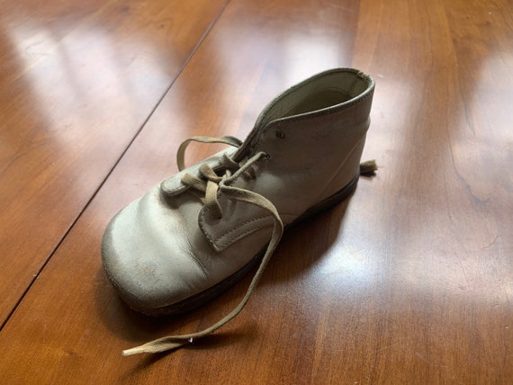 Adorable vintage baby shoes (mismatched) - image 4