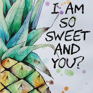 Op de afbeelding: Waterverf schilderij van een ananas met groene bladeren en een geel en groen lichaam. De ananas is op een witte achtergrond met waterverf spatten. De tekst "I AM SO SWEET AND YOU?" is geschreven in zwarte inkt aan de rechterkant van de afbeelding.