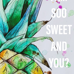 Könnte beinhalten: Aquarellmalerei einer Ananas mit grünen Blättern und einem gelben und grünen Körper. Die Ananas ist von bunten Aquarellspritzern umgeben. Der Text "I AM SO SWEET AND YOU?" ist in Weiß auf der rechten Seite des Bildes geschrieben.