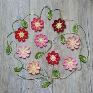 Roze gehaakte vlaggenlijn | Handgemaakte roze en rode tinten wanddecoratie